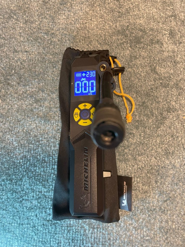 ミシュラン製充電式コードレスタイヤ空気入れの全面全体画像