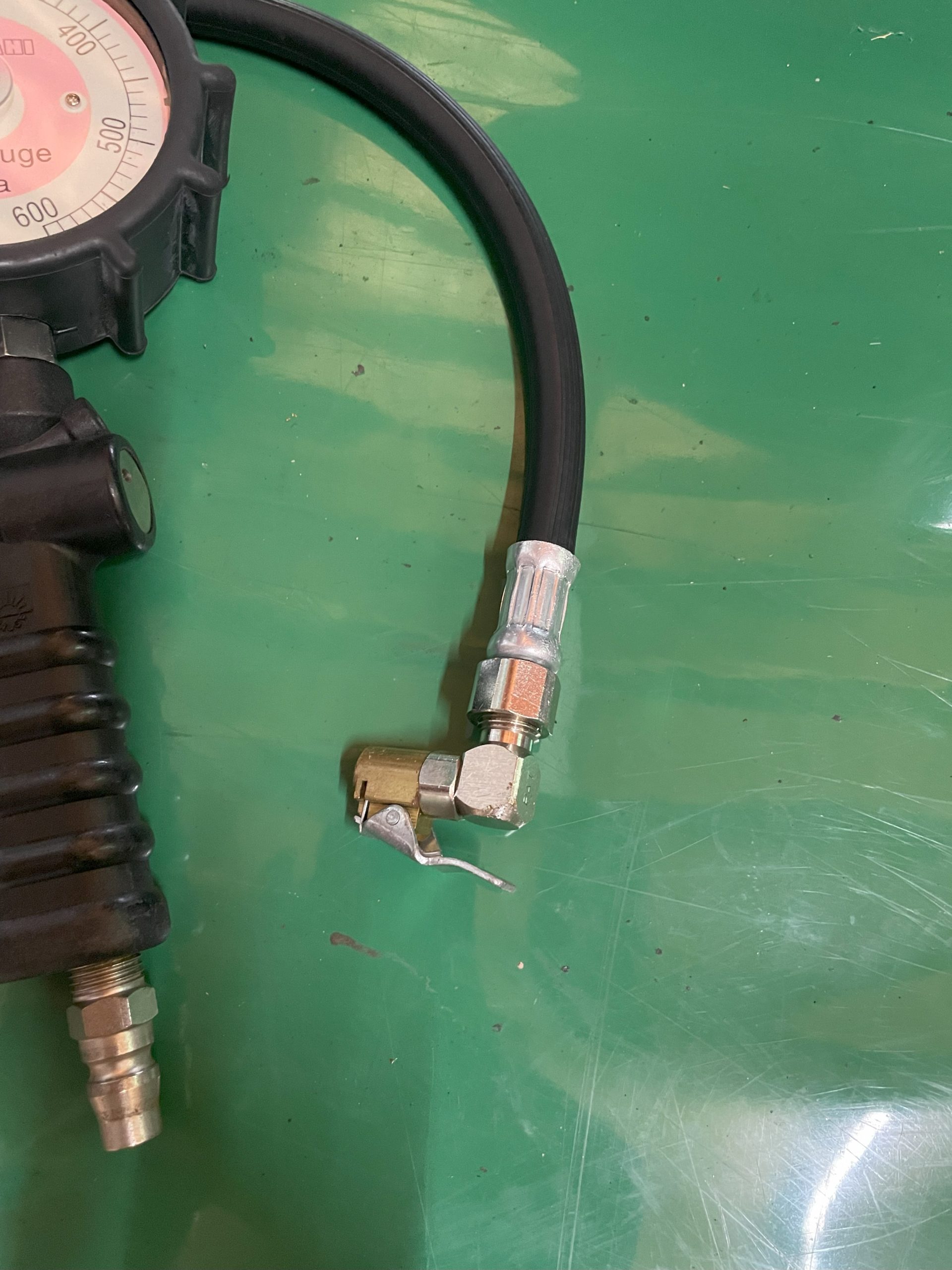 エアゲージ先端のクリップチャック部分。エアバルブに接続して固定できる構造が見える