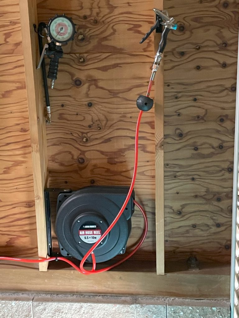 出口シャッター付近に固定したホースリールとダスター及びエアゲージを壁に配置した様子