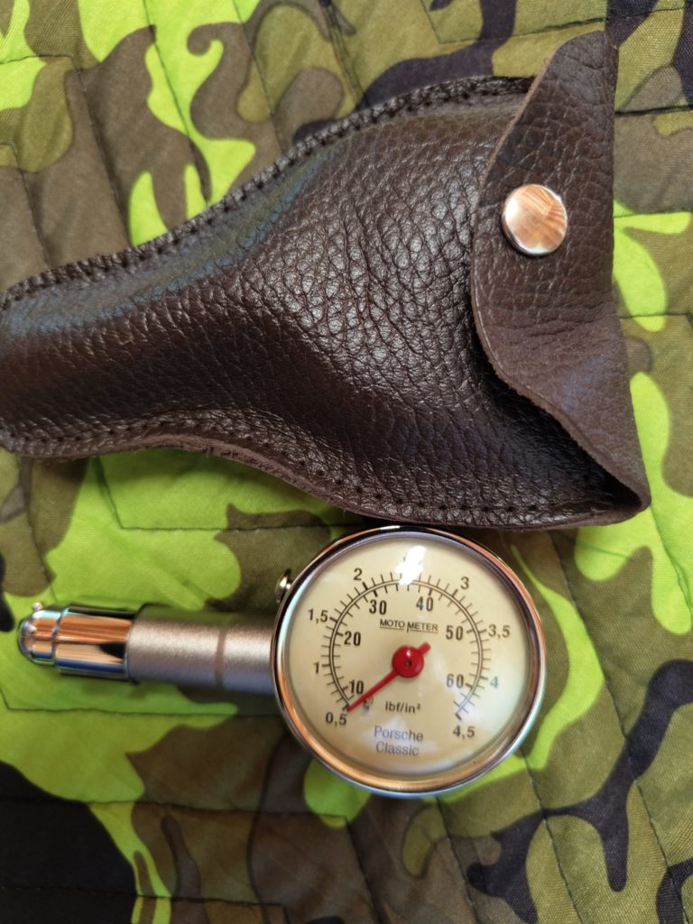 ポルシャクラッシック型のエアゲージと同梱の革ケースの写真