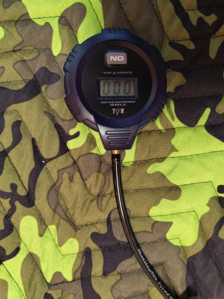 ブルーのデジタル式エアゲージのエントリーモデル。液晶画面に数値が表示されている状態。測定前の０値