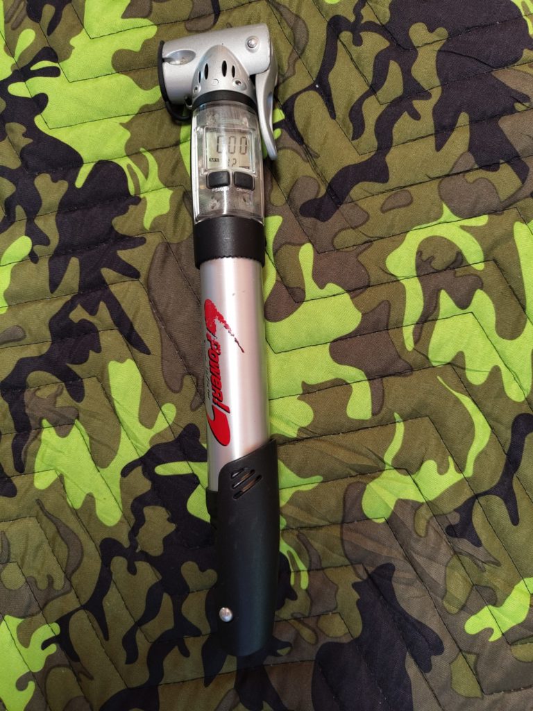 手動ポンプ付きのデジタルエアゲージ。バルブに接続して空気の充填と空気圧測定が同時にできる。