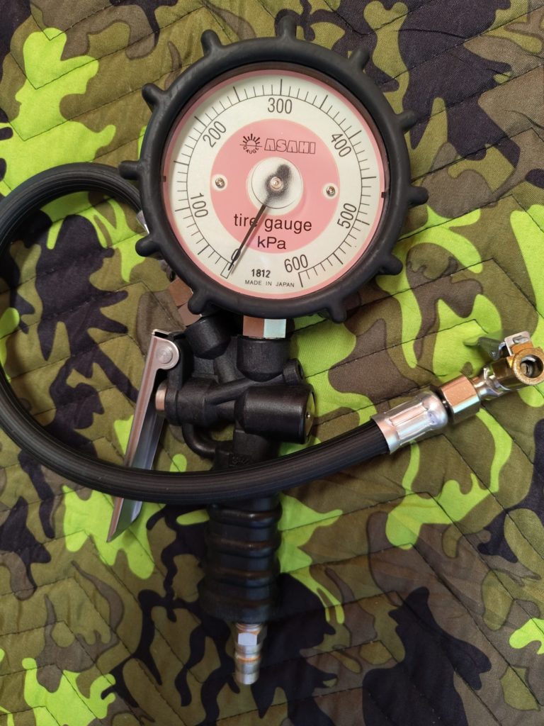 アナログ式エアゲージの外観。バイクタイヤの空気圧を測定する物差しとして利用する。