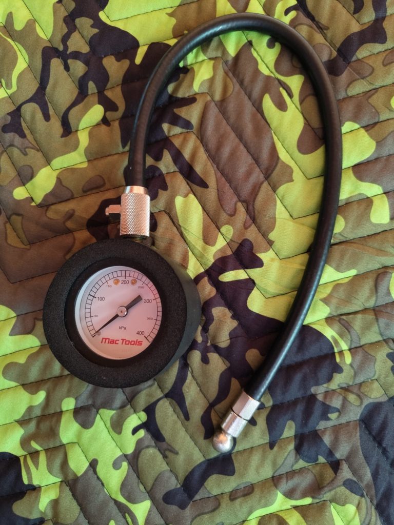 高精度タイプのアナログエアゲージ。メーターとホース一体型。