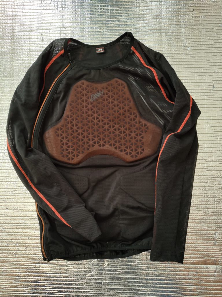 インナージャケットにD3Oプロテクタを装着した状態。通気性のあるメッシュ素材が確認できる