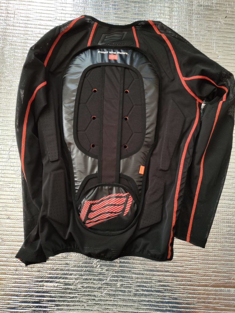 インナージャケットにD3O背面プロテクタを装着した状態。通気性のある背面構造を確認できる