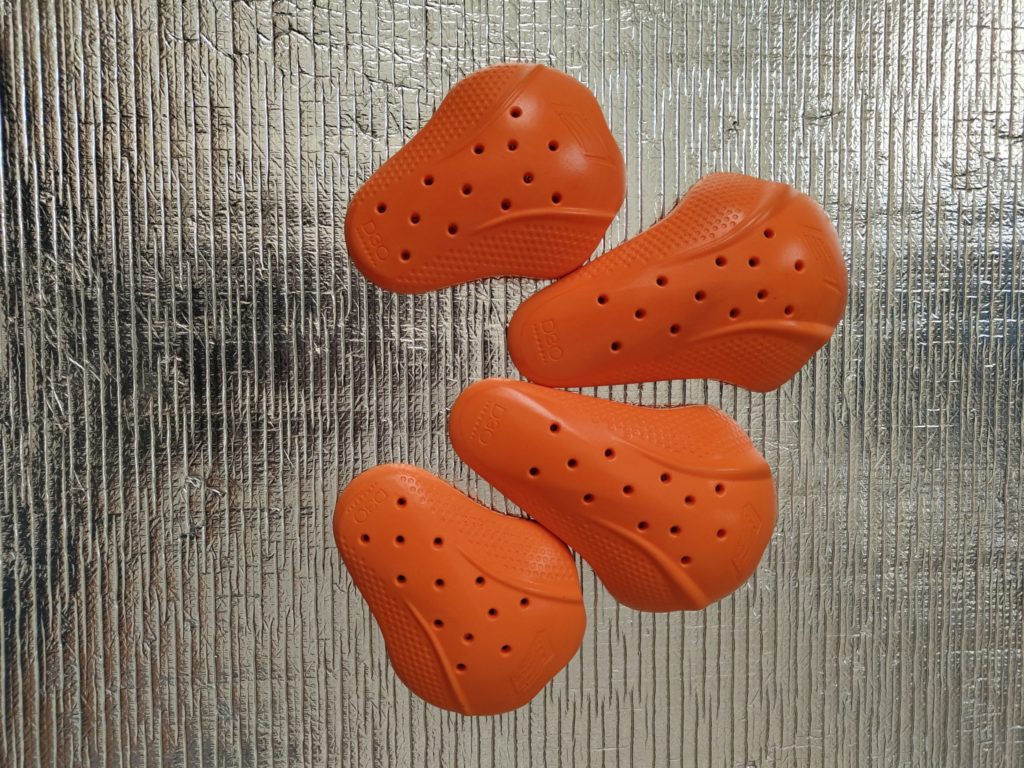 HYOD製。D3O素材を使用したシリーズの肩・肘用パッドを並べた状態。多孔構造で軽量化を実現