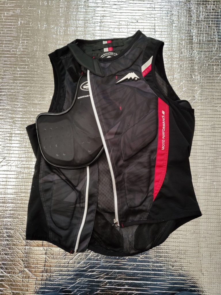 シタニ製K-4648プロテクトベストの前面。胸部に赤いラインが入ったデザイン