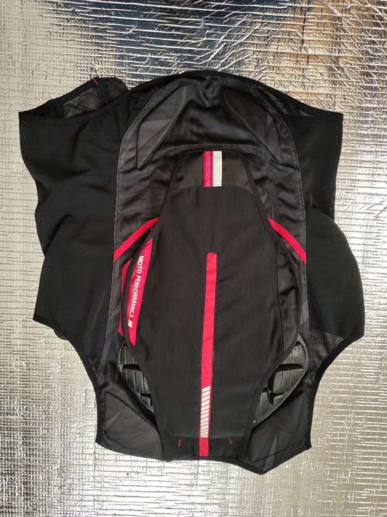 K-4648プロテクトベストの背面。背中パッドを装着した状態。通気性と安全性を両立
