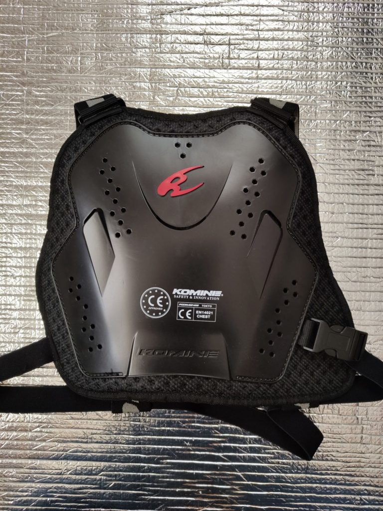 コミネ製SK-629胸部アーマー正面。プラスチック外装で高い衝撃吸収性を備える