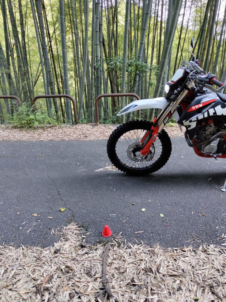 路面にスタート地点を示す赤いマーキング。バルブナット効果の走行試験前の準備シーン