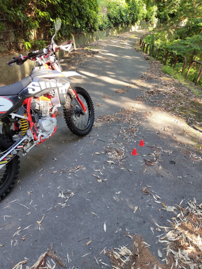 発進前のSWN　RS125R。放電ナット検証で使用したテストバイク。下り坂の惰性走行コース