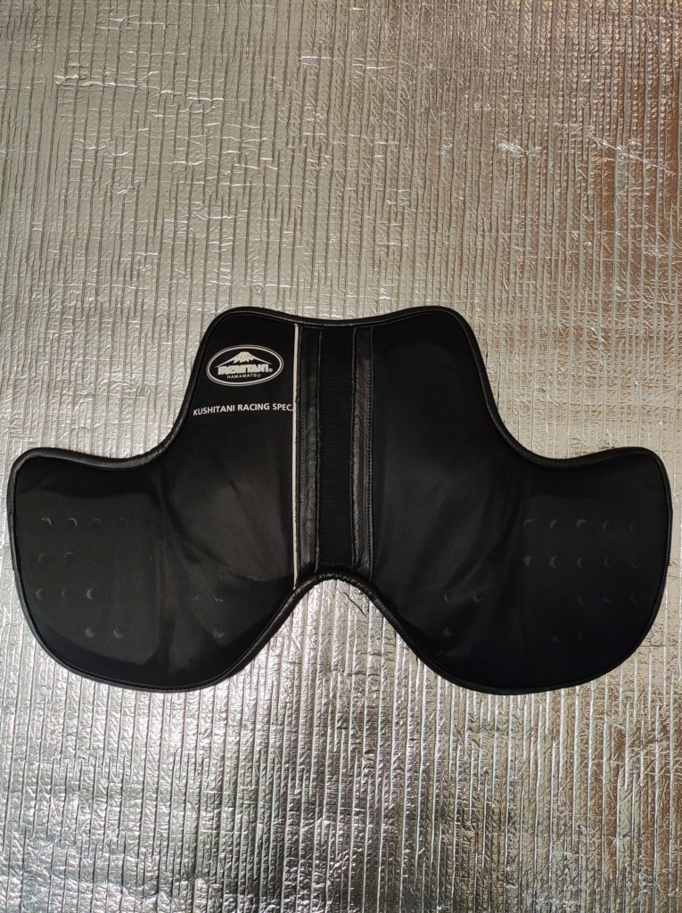 クシタニ製K-4395旧型胸部プロテクタの正面。左右一体型デザインで胸部全体を保護