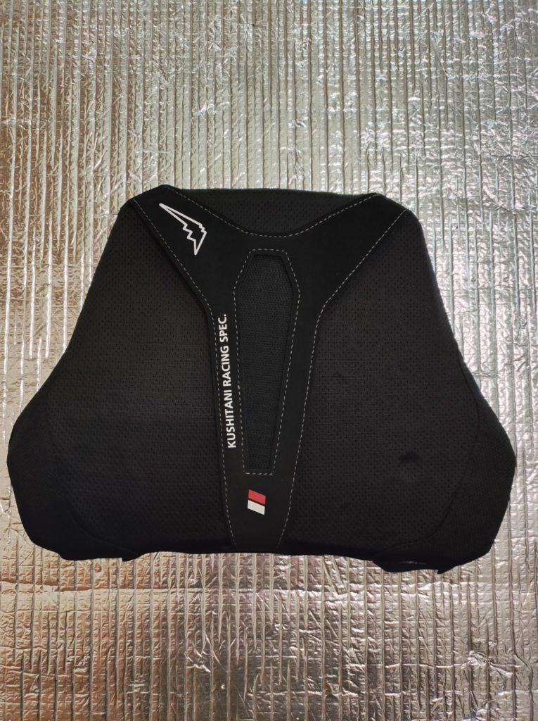 クシタニ製K-4452新型胸部プロテクタ。旧型より小型化された。中央にロゴとベルクロが特徴