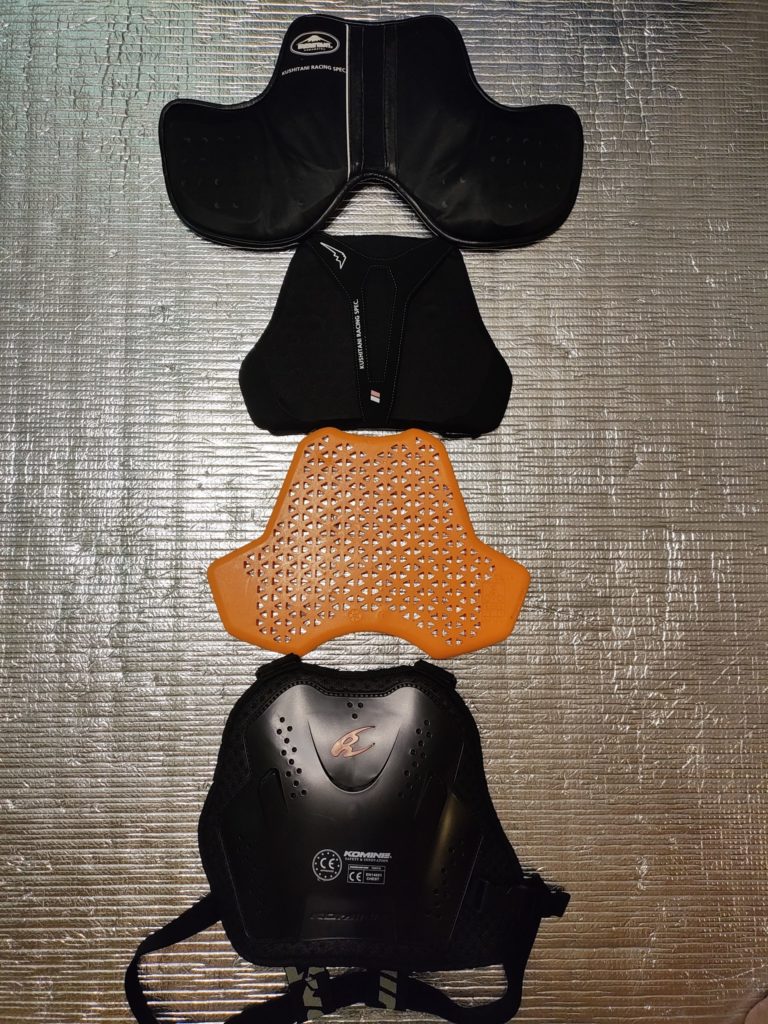 クシタニ・HYOD・コミネなど4種類の胸部プロテクタを並べてサイズと厚みを比較した画像