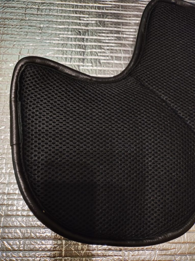 クシタニK-4395の裏面。通気メッシュ構造でインナー固定型として使用される