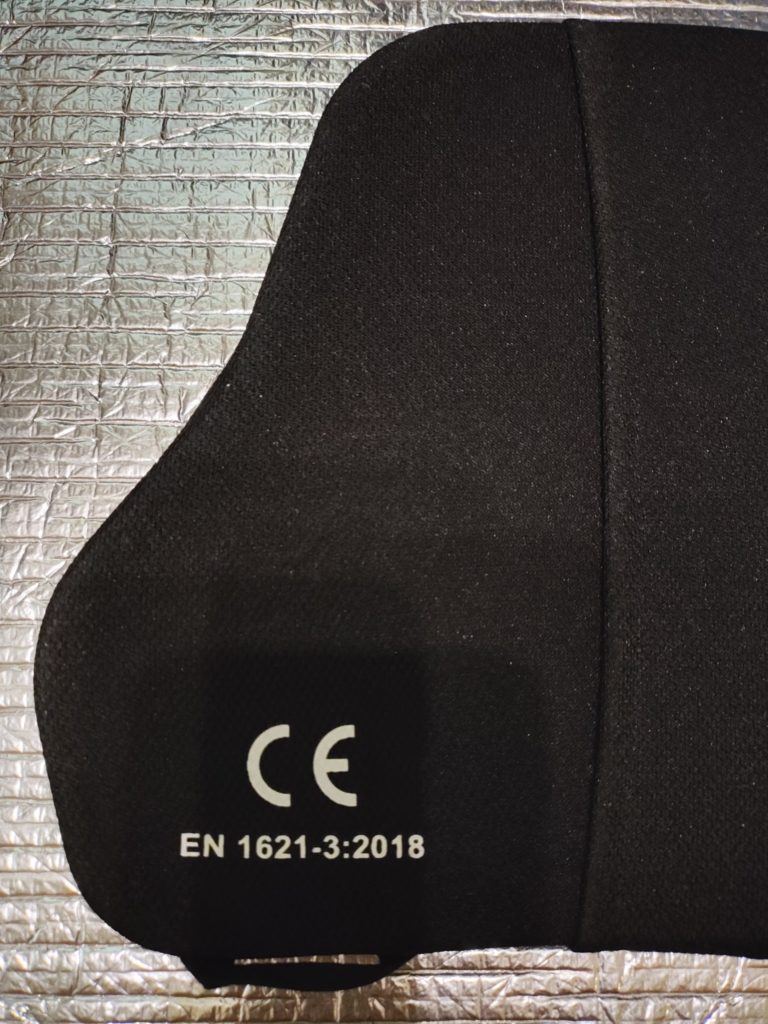 K-4452の裏面。CE規格刻印入りでレーシング用途にも対応する安全設計