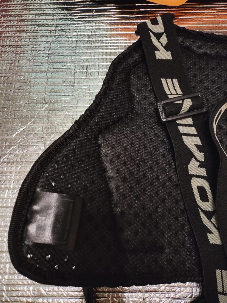 SK-629の裏面。ベルト固定式でインナーやメッシュジャケット上にも装着可能