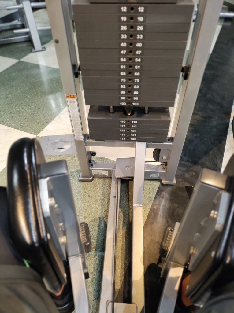 ヒップアダクション動作中の様子。脚を閉じる動作運動を行っている経過中の写真