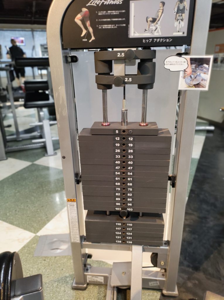 ヒップアダクションマシンの全体。脚を閉じる動作で内転筋を鍛えるトレーニング機器