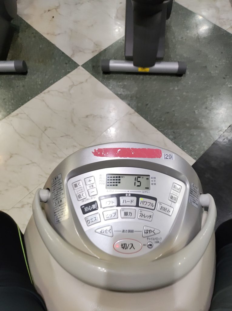 ジョーバに跨ってトレーニング中の写真。モードはパワフル、動作時間１５分タイマー開始前の状態写真