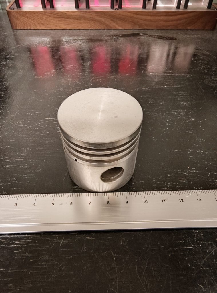 一般的なエアコンプレッサーのピストン。故障したコンプレッサーから取り出した物で、ピストン自体損傷はない