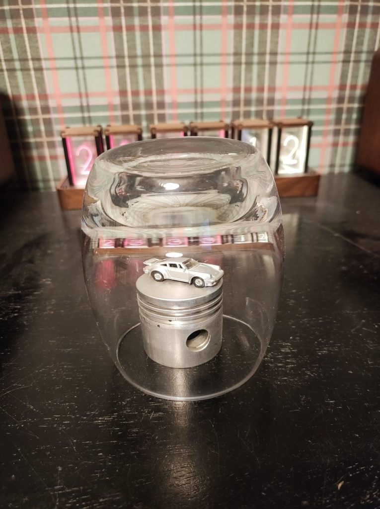 取り出したピストンをオブジェ化し装飾したピストン写真