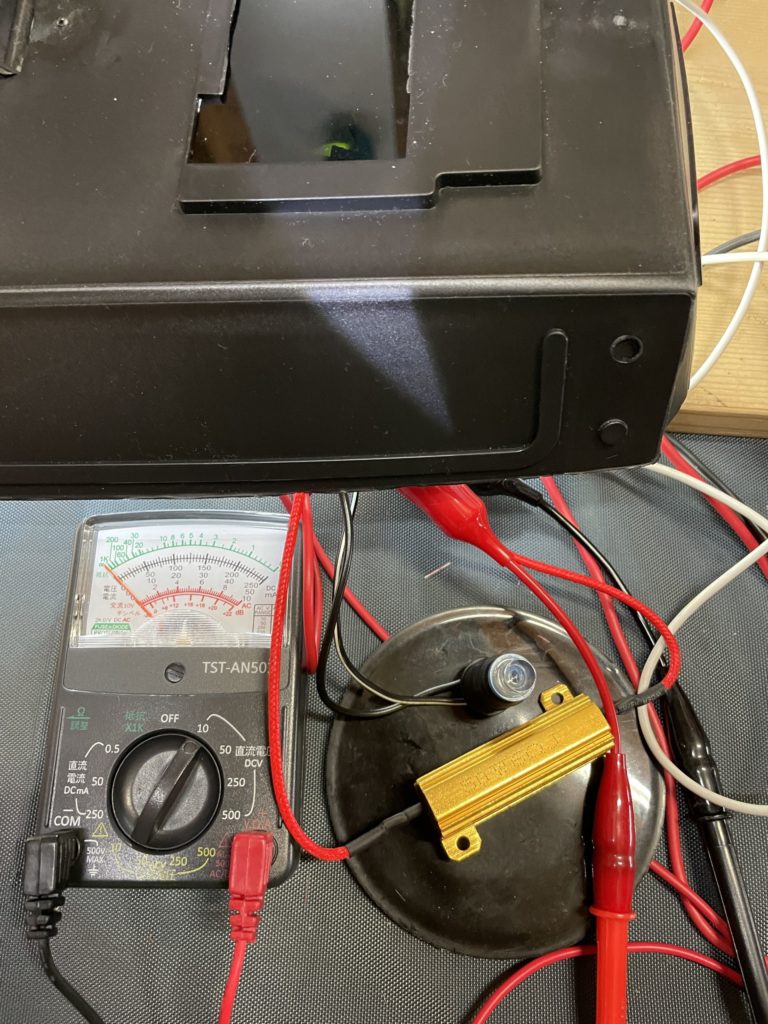 ハイフラ防止用抵抗を組み込んだ実験回路の様子。点灯待ちの状態画像