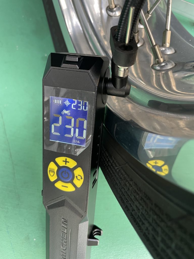 電動空気入れをNortonへ接続し充填するところ。バルブは縦出し