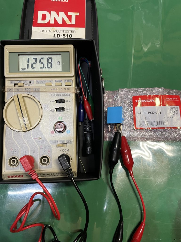 HONDA製リレーのコイル抵抗をテスターで測定。目盛り値は125.8Ω