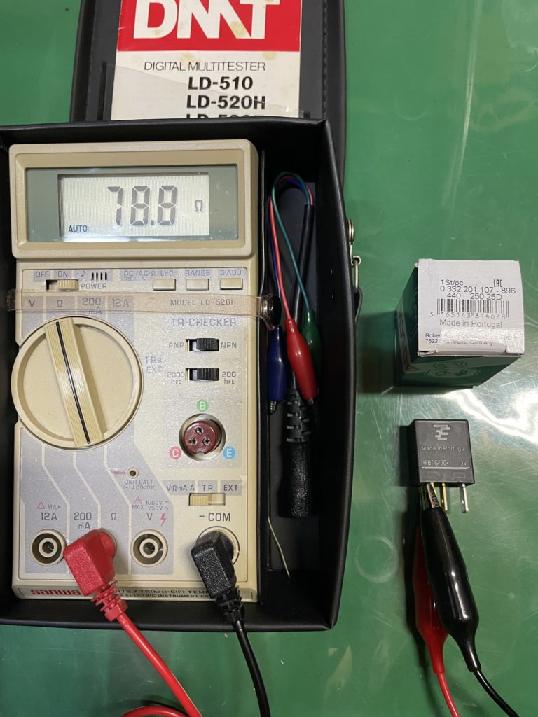 BOSCH製リレーのコイル抵抗をテスターで測定。目盛り値は78.8Ω