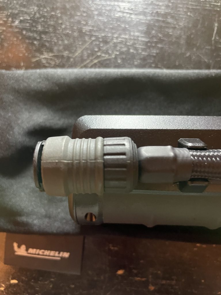 タイヤバルブに接続するクイックリリースが上部（ホース側）にあり接続待ちの状態