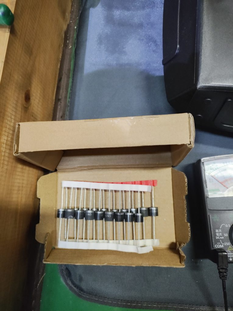 今回検証に使ったショットキーバリアダイオード20A 45V 整流 逆流防止用。購入品を開封した状態。20本入り