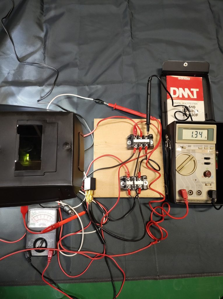 実験開始、初期点灯時の画像。ＬＥＤの点灯状態が遮光レンズを通して確認できる