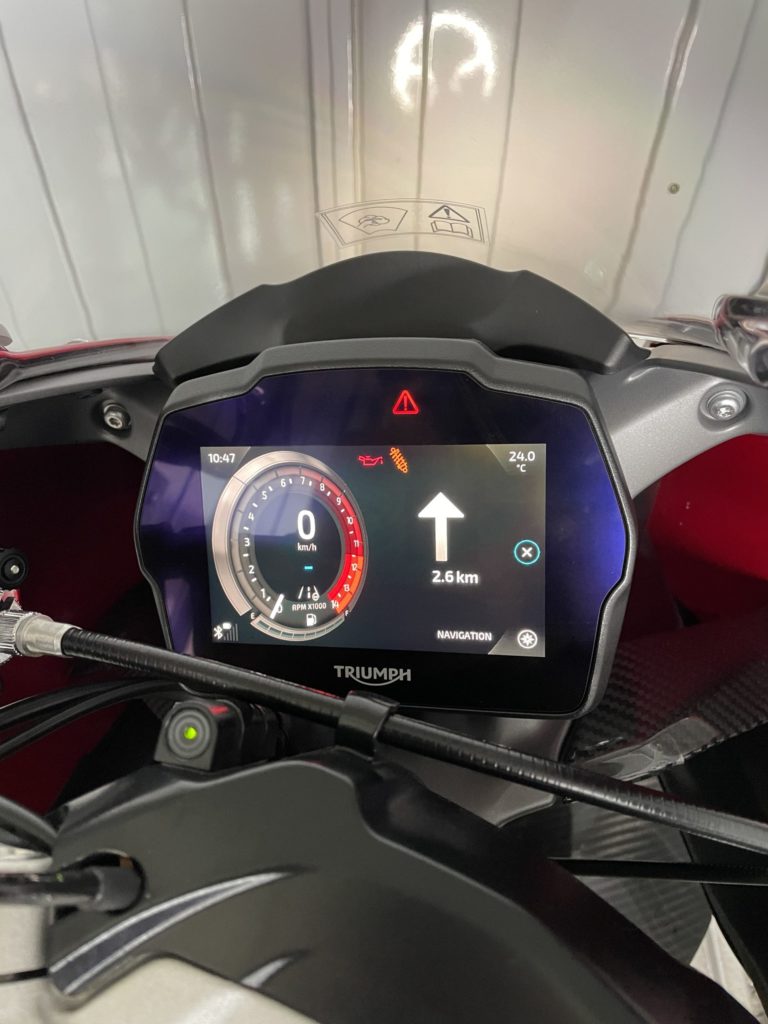 MY Triumphアプリと連動中して走行方向と距離を表示しているメータのナビ画面