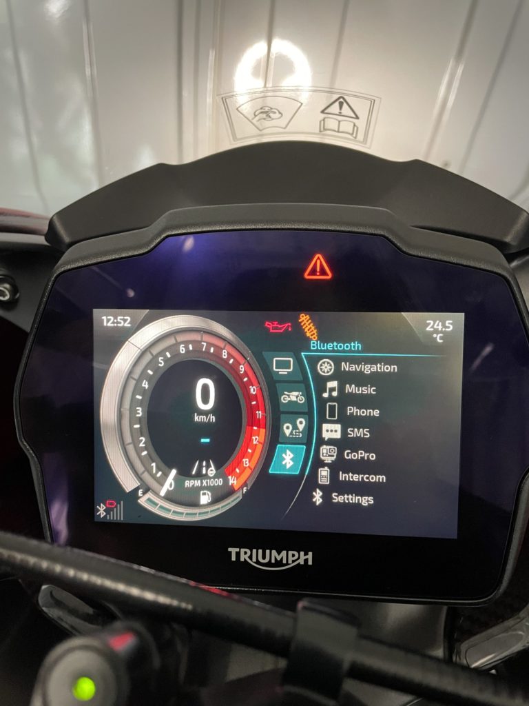 Triumphスピードトリプル1200RRの液晶メータでBluetooth設定を選択しているメータの画像