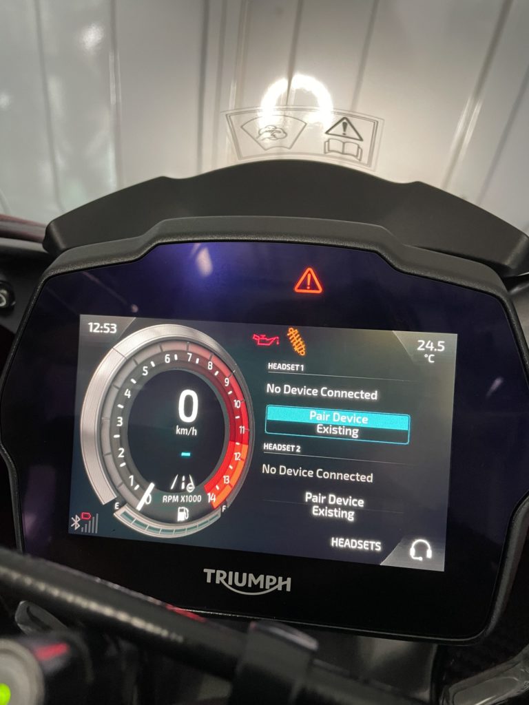 Triumphスピードトリプル1200RRの液晶メータでペアーＤＥＶＩＣＥＳを選択しているメータの画像