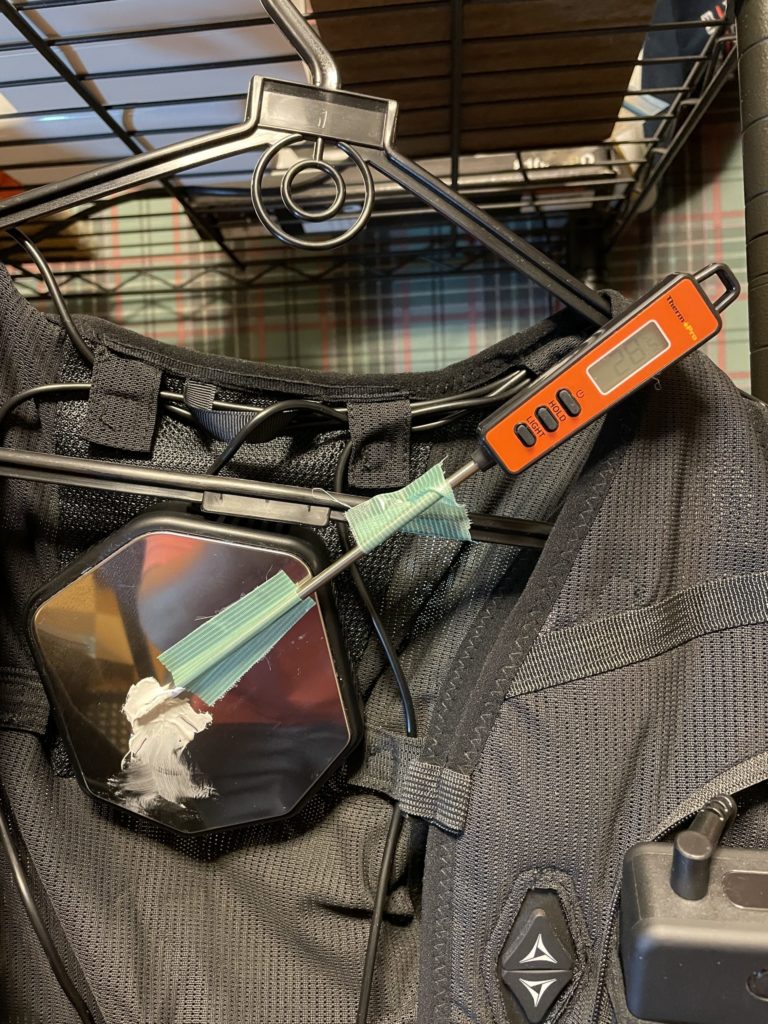 ペルチェ素子へデジタル温度計固定して温度測定を行っている画像