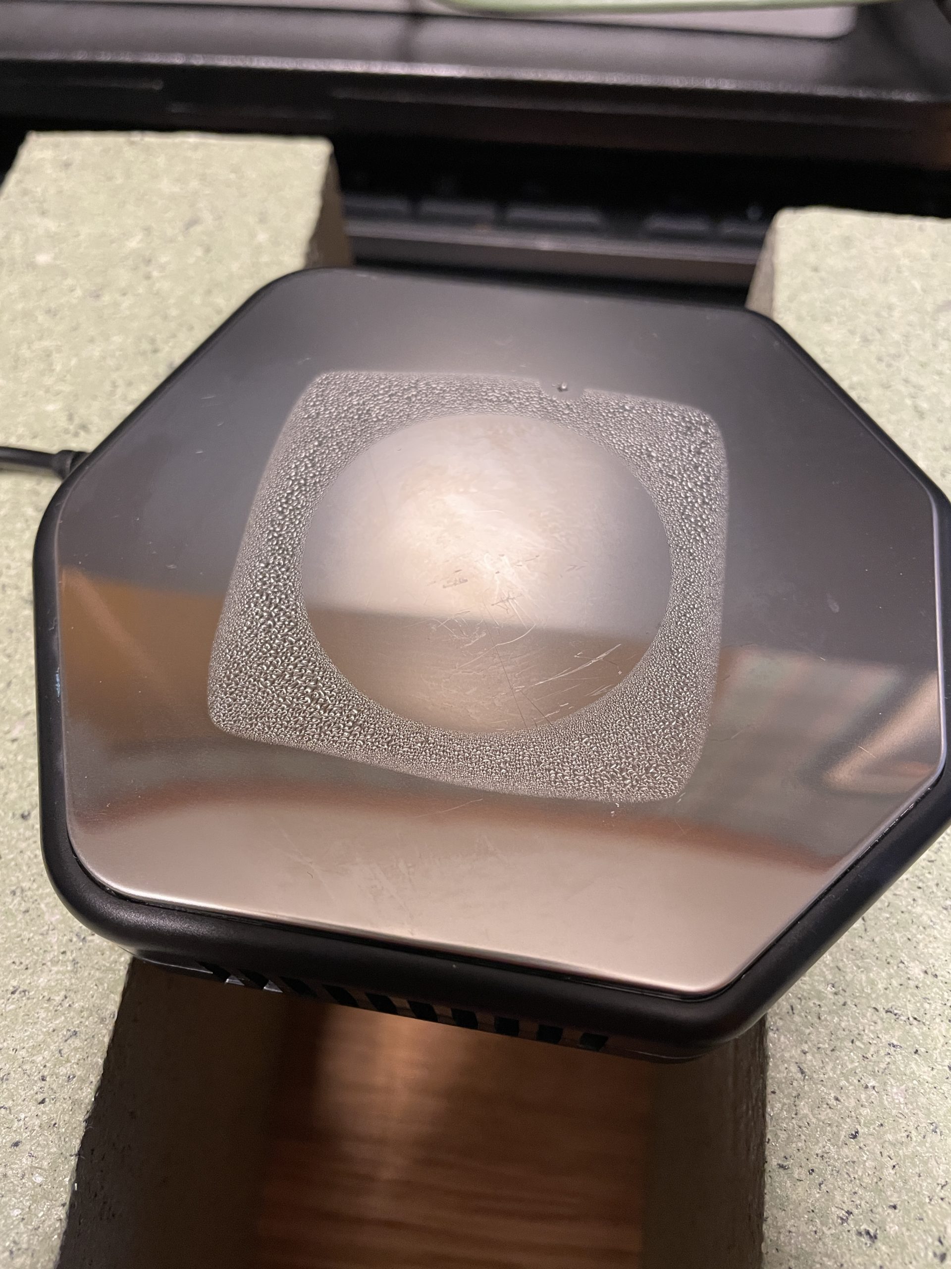 大型ペルチェ素子の内部側に四角形で霜が付いた様子。冷却範囲が解る画像。中央の円は水温測定用のビーカーを置いたあと