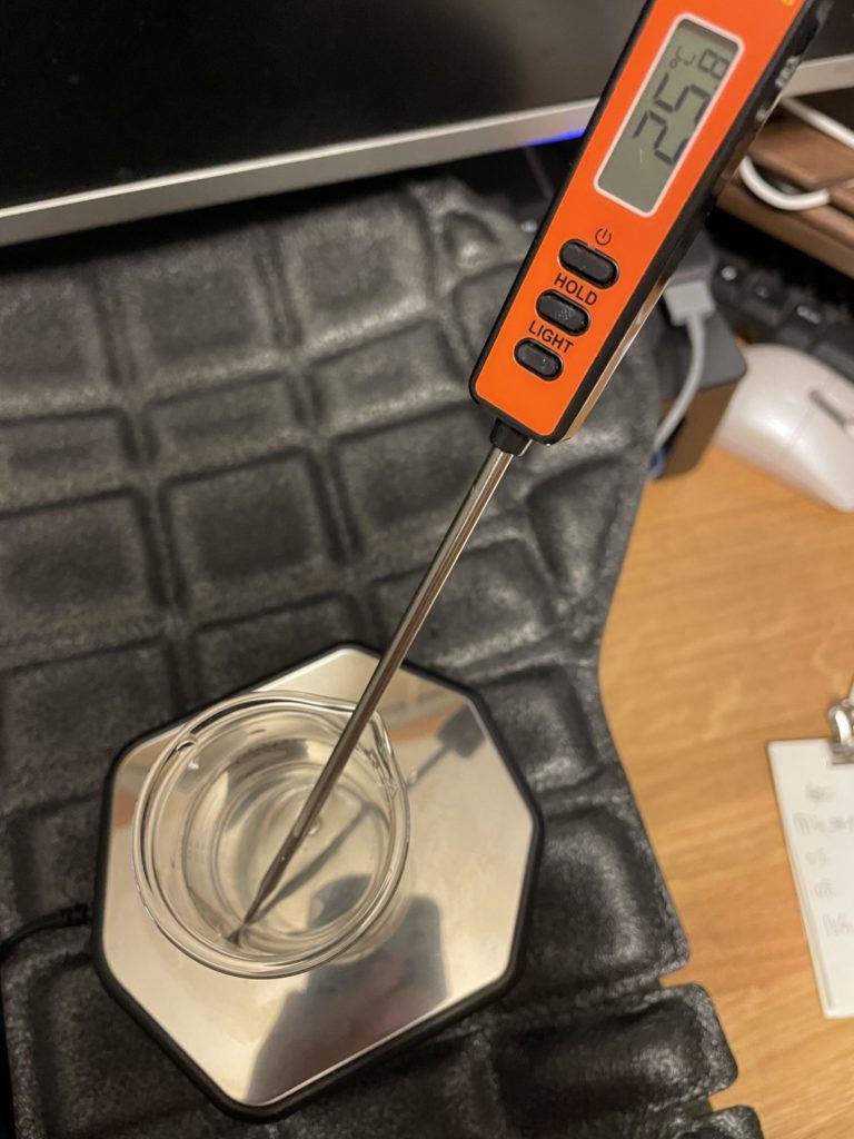 ⑤-2冷却水温を測定中の写真。デジタル温度計の表示は25.8℃を指している。プロテクターで排気口を塞いだ画像