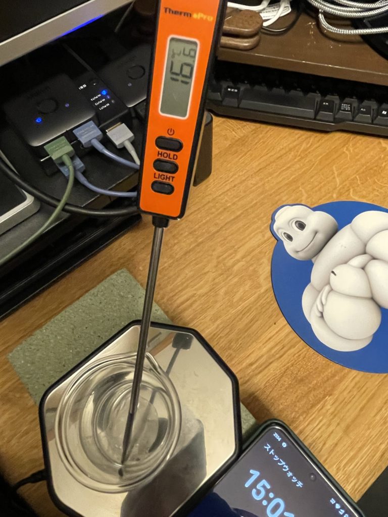 ⑤-3冷却水温を測定中の写真。デジタル温度計の表示は16.5℃を指している。排気口を完全に塞いだ状態