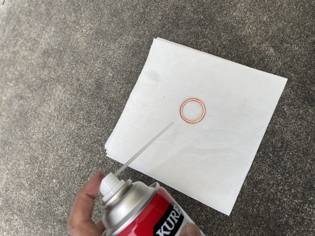 銅ワッシャーをパーツクリーナーで汚れを除去している画像