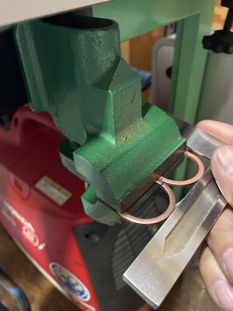 銅ワッシャー2枚の突き出し量を同じになるよう正確に計測し万力に固定。万力は９０度回転して取付