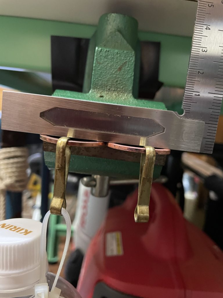 重りにするペットボトルをぶら下げるために用意したクリップ画像