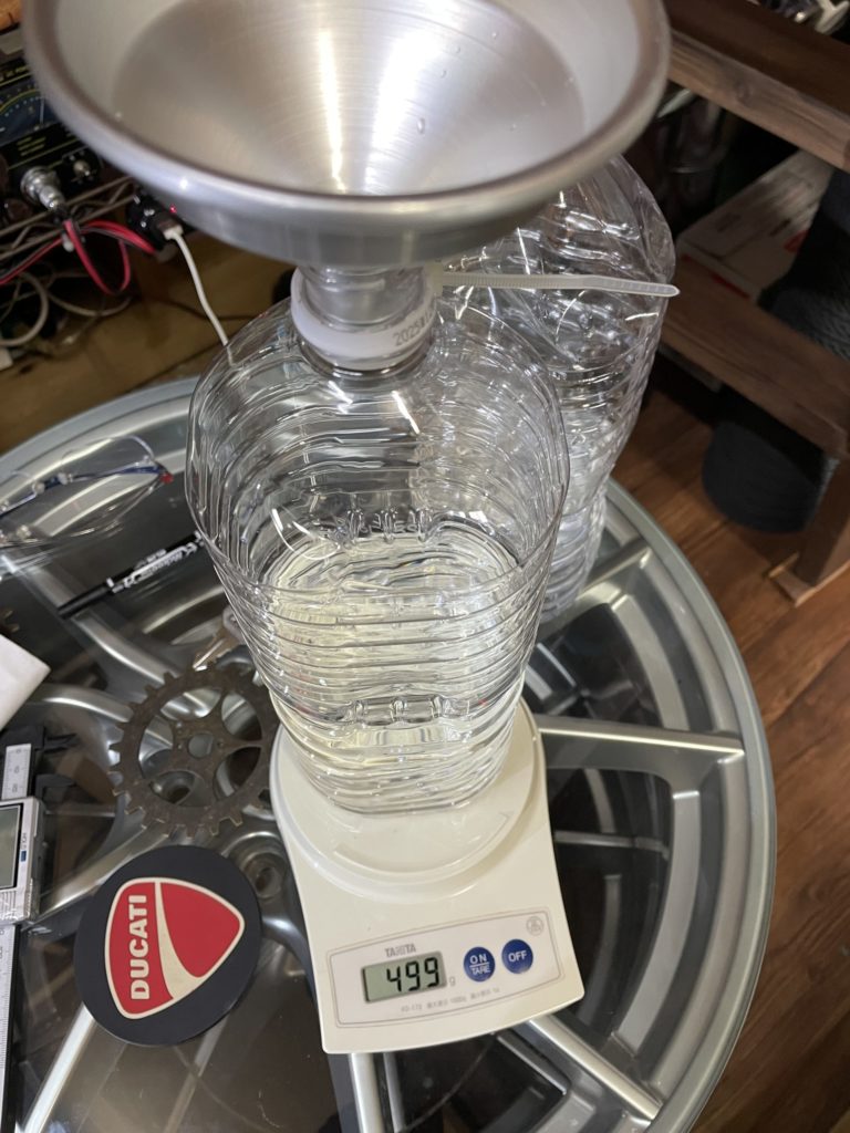 重りにする、ペットボトルに５００ｍｌ（５００ｇ）の水を給水した画像