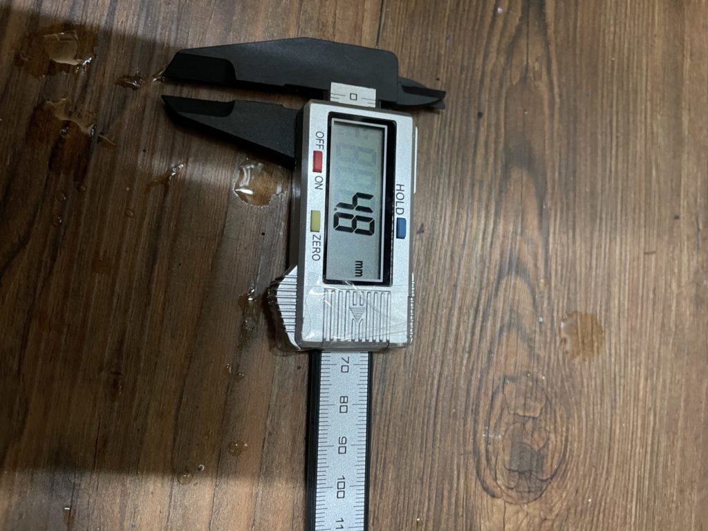 ③焼きなましした銅ワッシャーのたわみをデジタルノギスで計測し4.8ｍｍの計測値を表示