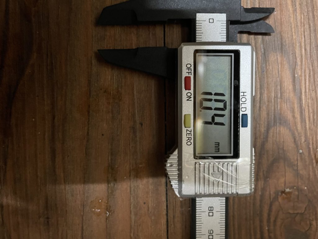 ④焼きなましした銅ワッシャーのたわみをデジタルノギスで計測し10.4ｍｍの計測値を表示