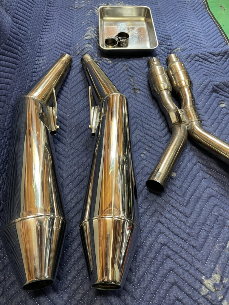 Norton Commando961の取り外したマフラー画像