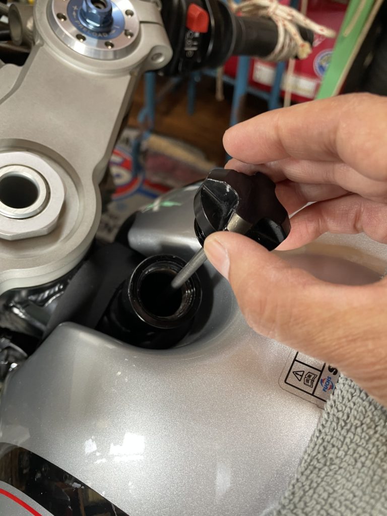 Norton Commando961のオイルフィラーキャップの位置と取り外し画像。燃料タンク前方に設置されている