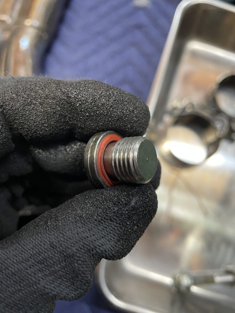 Norton Commando961の外したドレインプラグの画像